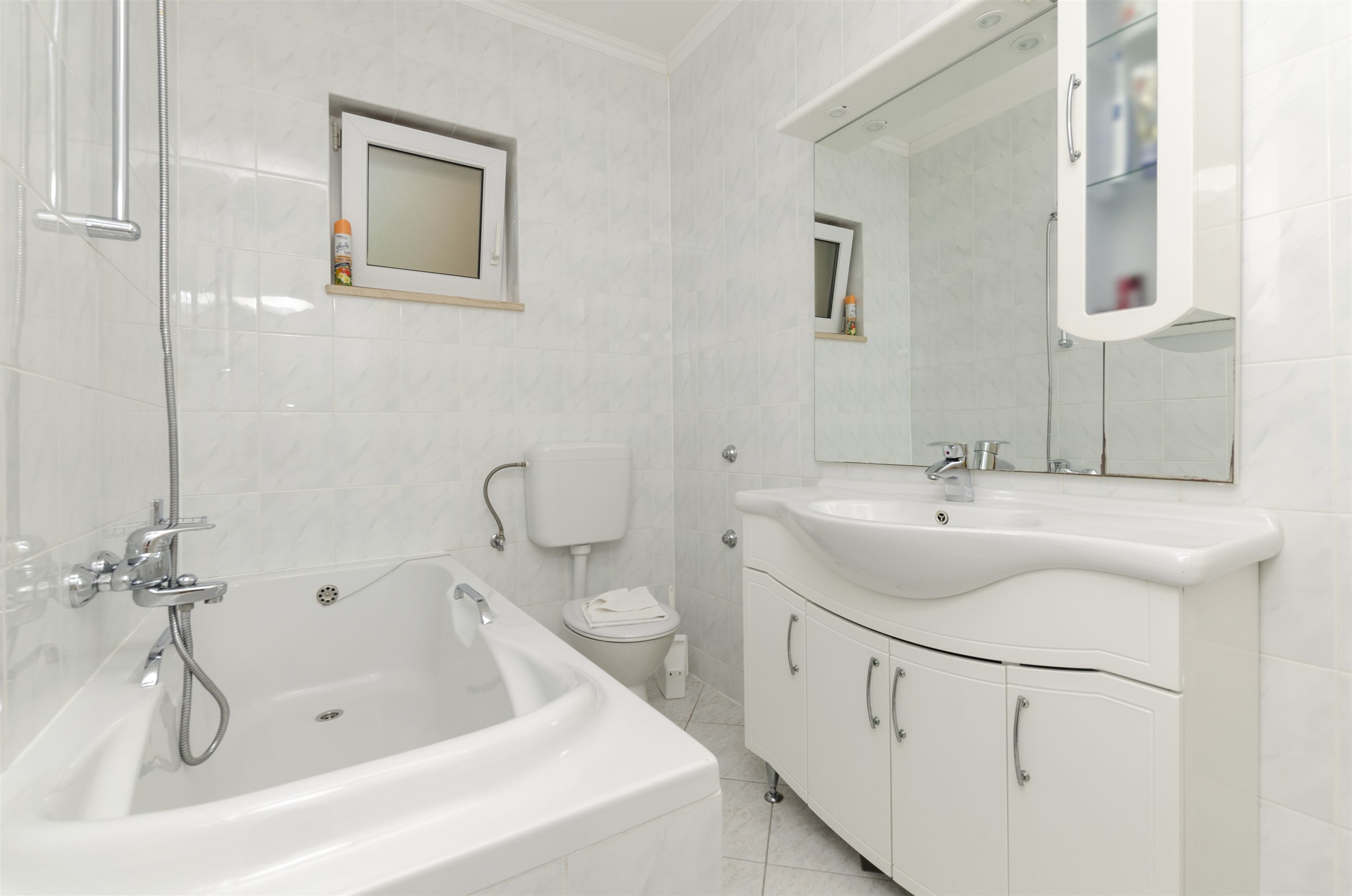 Une salle de bain moderne avec une baignoire, un lavabo et des toilettes.