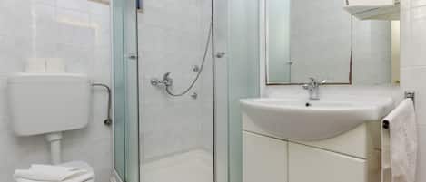 Baño | Regadera, secadora de cabello, papel de baño