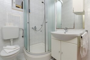 Bathroom | Shower, hair dryer, toilet paper - Apartments and Room Villa Niko (Bol)