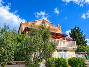 A multi-story building with a balcony and a sign that reads 'APARTMENT'. - Apartments Pera (Razanj)