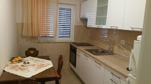 Private kitchen | Fridge, oven, stovetop, espresso maker