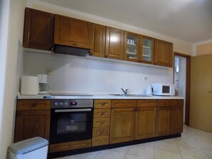 Private kitchen | Fridge, oven, stovetop, espresso maker