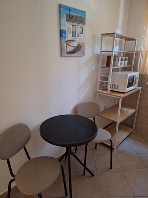 Apartment (A1) | Eigene Küche | Kühlschrank, Ofen, Herdplatte, Espressomaschine