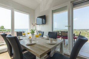 Private kitchen | Fridge, microwave, oven, stovetop