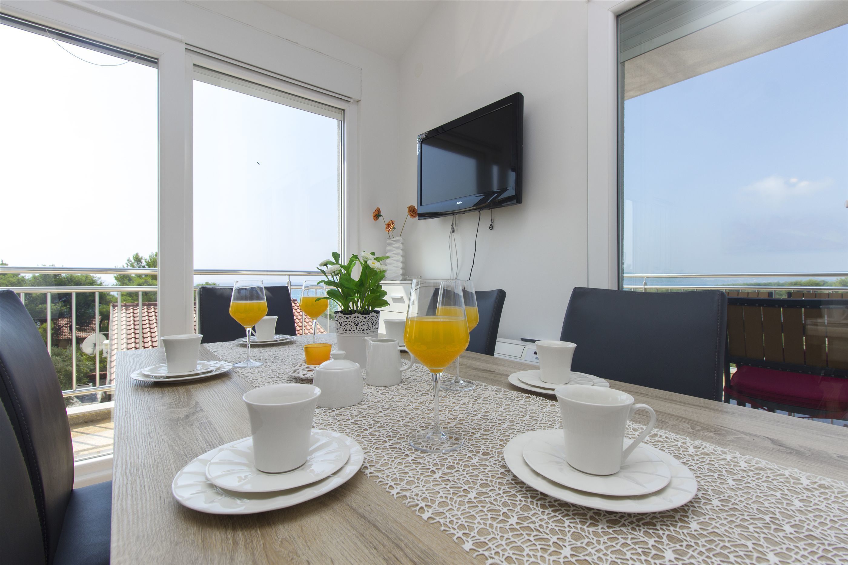 Private kitchen | Fridge, microwave, oven, stovetop