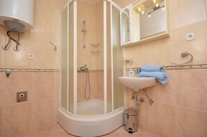 Bathroom | Shower