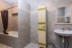 Apartment (A3) | Bathroom | Bathtub - Apartments Vanja (Novalja)