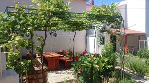 Apartment (A3) | Tempat makan luar