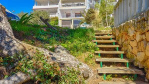 Un escalier en pierre menant à un immeuble à plusieurs étages doté de balcons.