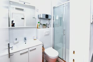 Badkamer | Een douche, een haardroger