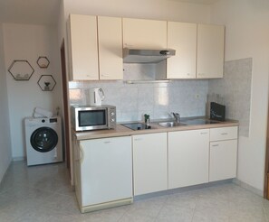 Private kitchen | Fridge, microwave, stovetop, electric kettle