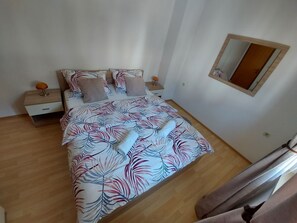 Iron/ironing board, free WiFi, bed sheets