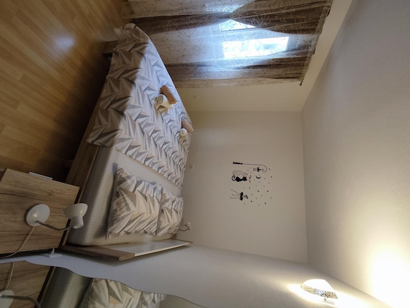 Iron/ironing board, free WiFi, bed sheets