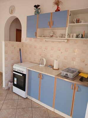 Apartment (A1) | Private kitchen | Fridge, microwave, oven, stovetop