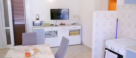Appartement (A1) | Cuisine privée | Réfrigérateur, micro-ondes, four, plaque de cuisson