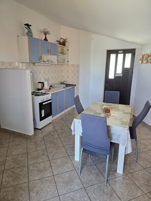 Apartment (A1) | Eigene Küche | Kühlschrank, Mikrowelle, Ofen, Herdplatte