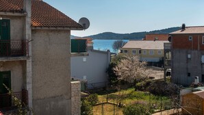 Quartiere residenziale con vista su un lago, case con tetti in tegole e un'antenna parabolica su un edificio.