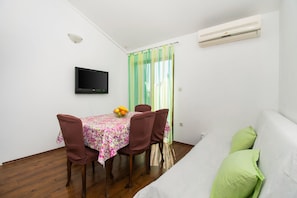 Private kitchen | Fridge, oven, stovetop, electric kettle