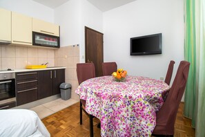 Private kitchen | Fridge, oven, stovetop, electric kettle