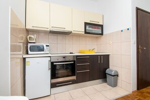 Private kitchen | Fridge, oven, stovetop, electric kettle