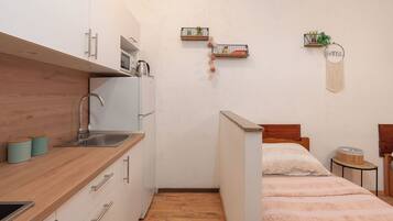Studio (A2) | Eigene Küche | Kühlschrank, Herdplatte, Kochgeschirr/Geschirr/Besteck