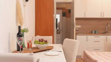 Monolocale (A2) | Cucina privata | Frigorifero, piano cottura, pentole/stoviglie/utensili