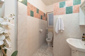 Studio (A2) | Badezimmer