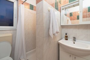 Studio (A2) | Bathroom