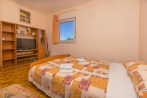 1 bedroom, soundproofing, free WiFi, bed sheets - Apartment Mario (Rogoznica)