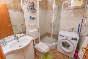 Salle de bain | Douche, articles de toilette gratuits, sèche-cheveux