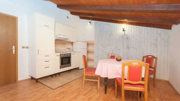 Private kitchen | Fridge, microwave, stovetop, cookware/dishes/utensils