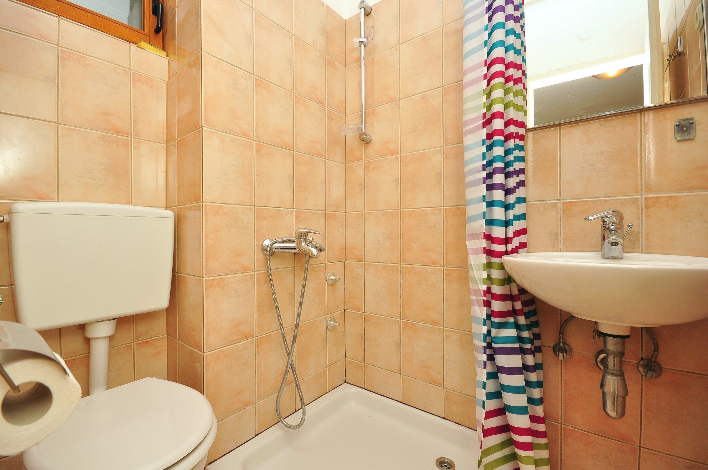 Ein Badezimmer mit Toilette, Dusche und Waschbecken.