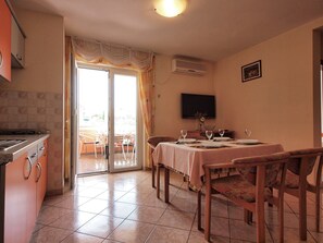 Departamento (A4) | Cocina privada | Refrigerador, parrilla de estufa, utensilios de cocina y congelador