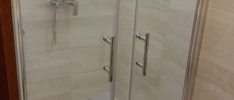 Appartement (A2) | Salle de bain | Douche, séchoir à cheveux, serviettes fournies