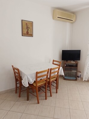 Apartment (A1) | Dining