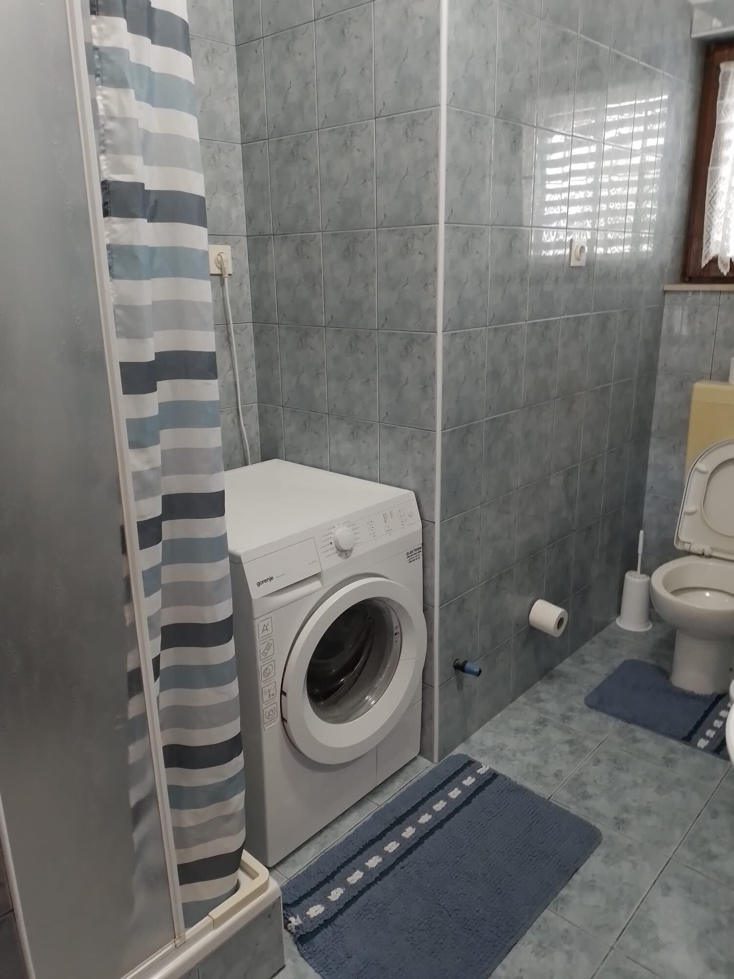 Ducha, secador de pelo, toallas