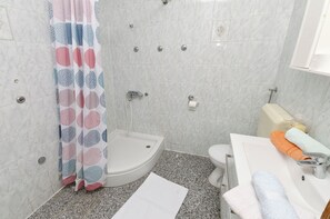 A bathroom with a shower, toilet, and sink. - Apartments Miljenka (Vodice)