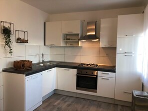 Private kitchen | Fridge, oven, stovetop, electric kettle