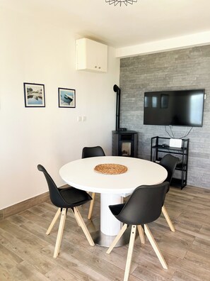 Apartment (A1) | Eigene Küche | Kühlschrank, Ofen, Herdplatte, Wasserkocher