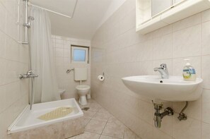 Studio (A4) | Bathroom