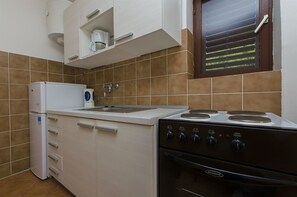 Private kitchen | Fridge, oven, stovetop, espresso maker