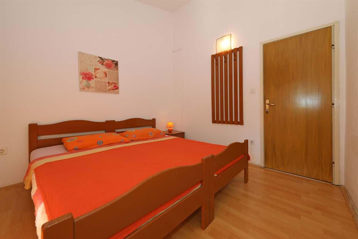 Room (S1) | WiFi (free)