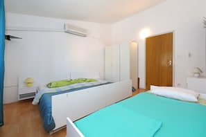 Free WiFi - Apartments and Rooms Dragica (Starigrad)
