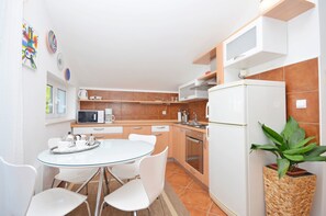 Private kitchen | Fridge, microwave, oven, stovetop