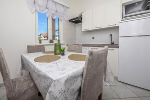 House | Private kitchen | Fridge, microwave, oven, stovetop