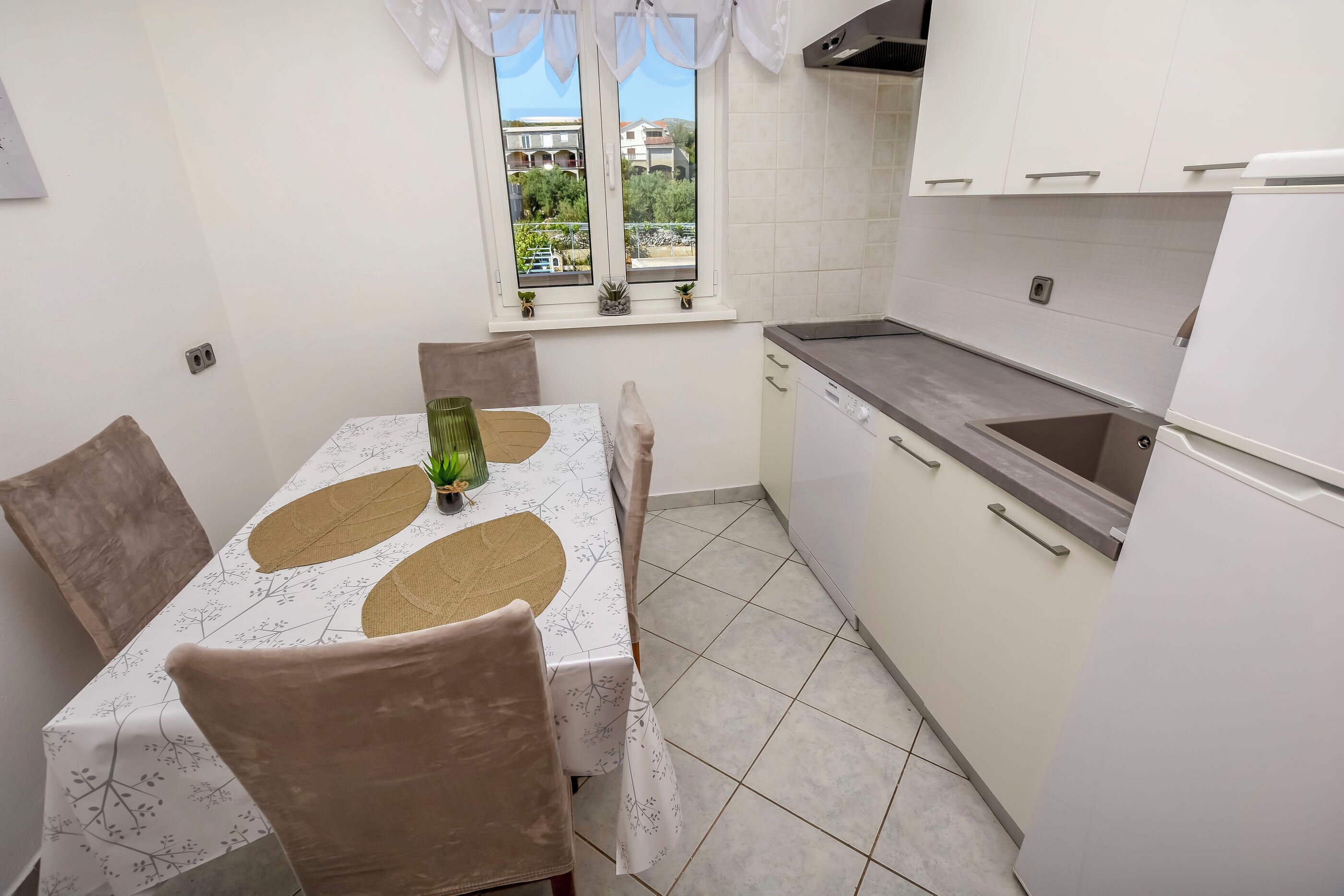 Casa | Cocina privada | Refrigerador, microondas, horno y parrilla de estufa 