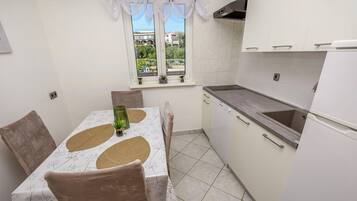 Casa | Cocina privada | Refrigerador, microondas, horno y parrilla de estufa