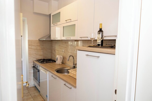 Appartement (A2) | Cuisine privée | Réfrigérateur, four à micro-ondes, un four, surface de cuisson