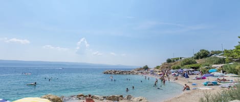 Una spiaggia nelle vicinanze