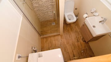 Salle de bain | Douche, sèche-cheveux, serviettes fournies